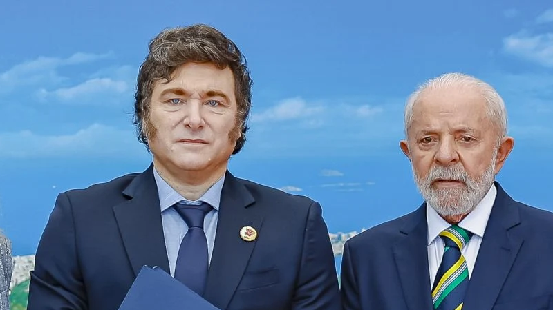 Crise entre Brasil e Argentina: embaixador brasileiro deixa Buenos Aires e desembarca em Brasília após ataques de Javier Milei