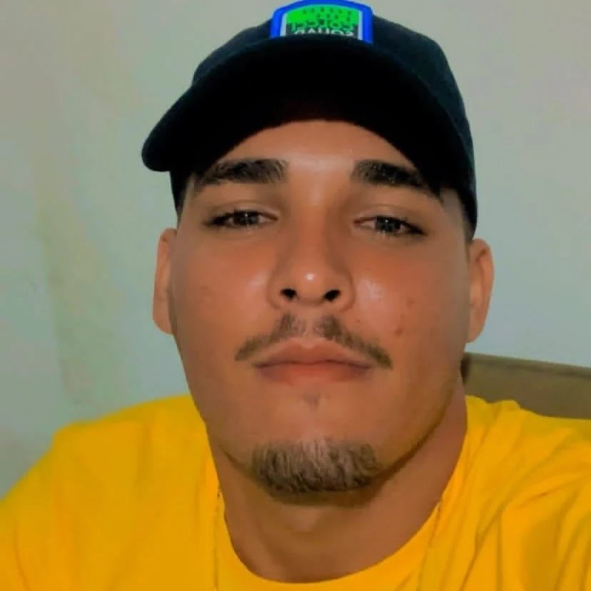 Jovem de 23 anos é morto a tiros na frente de casa em Pedras de Fogo