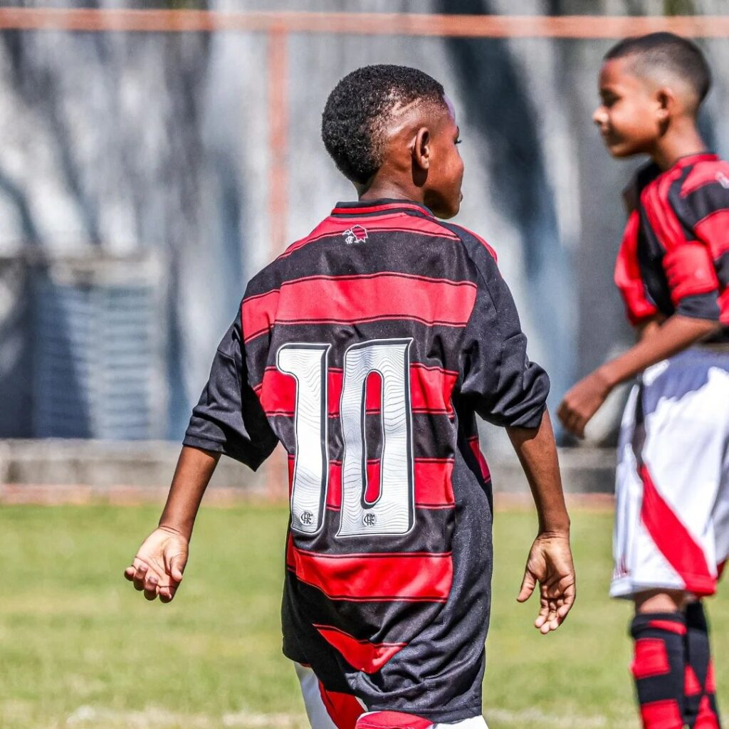 Garoto de 9 anos marca golaço na final do Carioca Sub-9 e viraliza nas redes sociais