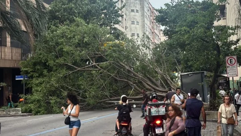 Vendaval provoca mortes, apagões e paralisa transporte no Rio de Janeiro