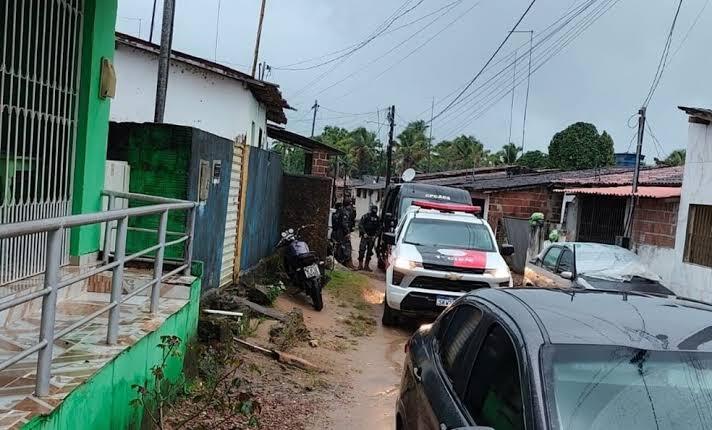 Operação da Polícia Civil prende cinco suspeitos e apreende drogas em Alhandra