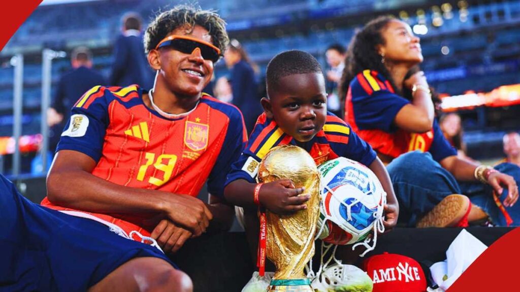 Yamal celebra título da Copa do Mundo ao lado do irmão e emociona torcedores
