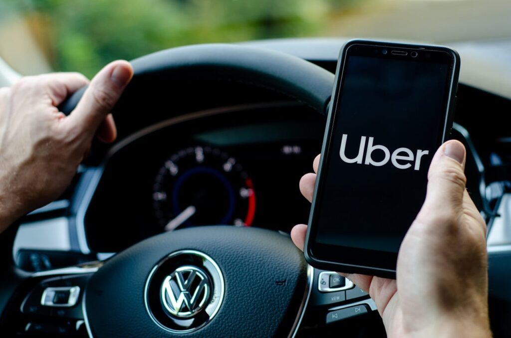 TSE proíbe adesivo de campanha em carros de aplicativo como Uber e 99