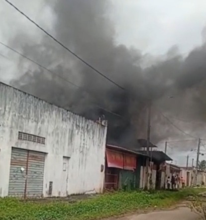 Incêndio atinge galpão em Itambé, na divisa com Pedras de Fogo, no Litoral Sul da Paraíba