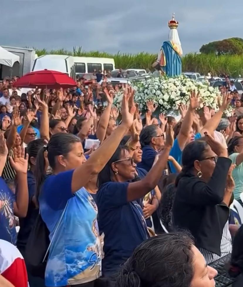 Centenas de pessoas participam da procissão do desterro em itambé, divisa com pedras de fogo