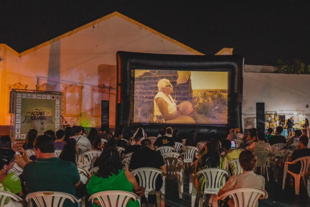 Cine Açude Grande chega à 7ª edição com mostras de cinema negro, indígena, LGBTQIAPN+ e sertaneja na Paraíba