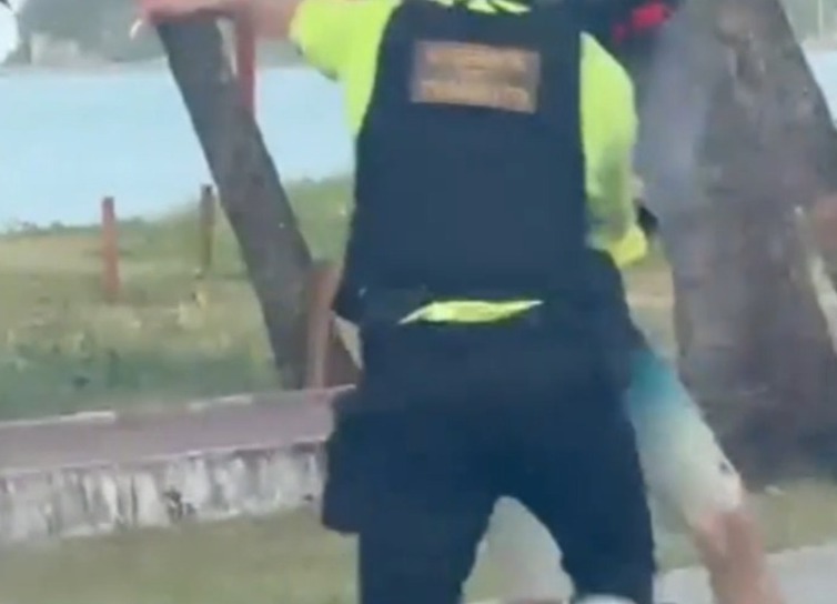 Motociclista e agentes da Semob-JP trocam socos na orla de Cabo Branco