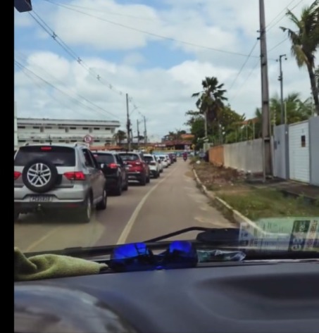 Vídeo mostra trânsito intenso em Jacumã e Carapibus e revela lotação do Litoral Sul no feriadão