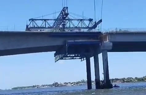Bombeiros localizam corpo de operário atingido por desabamento de equipamento na obra da Ponte do Futuro