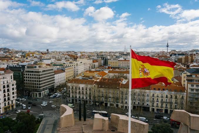 Espanha aprova decretos de moradia após acampamento em Madri: despejos de vulneráveis ficam suspensos até 2030 e aluguéis são prorrogados