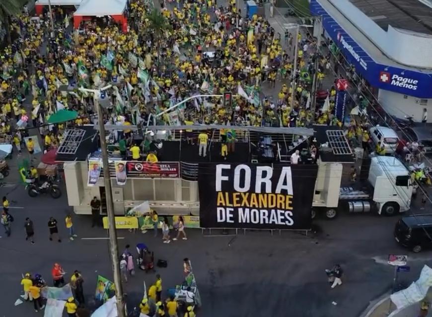 Manifestantes ocupam Busto de Tamandaré em ato contra STF e Alexandre de Moraes, em João Pessoa
