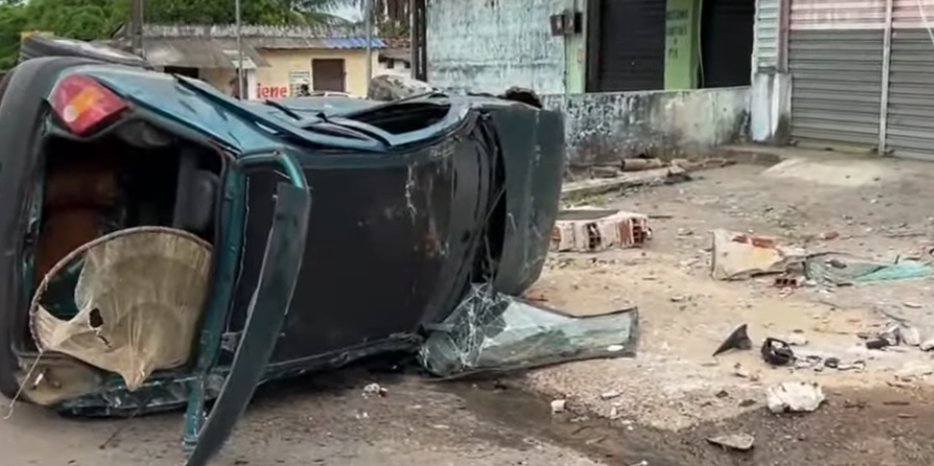 Veículo capota em trecho entre a PB-018 e a BR-230, no município de Conde