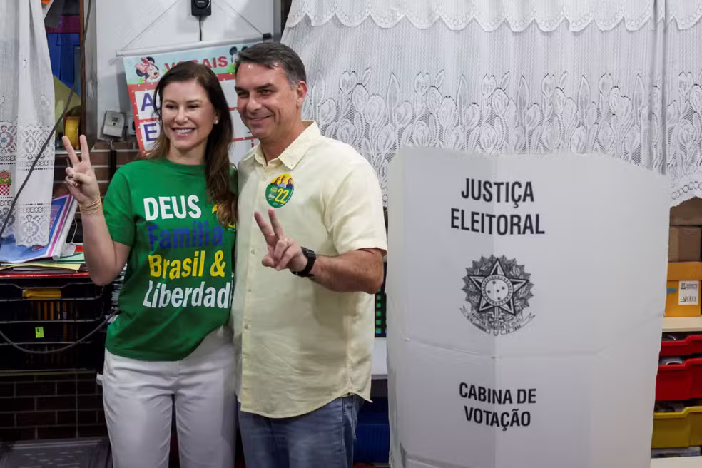 Flávio Bolsonaro vota na Zona Norte do Rio e defende mudança de rumos no país