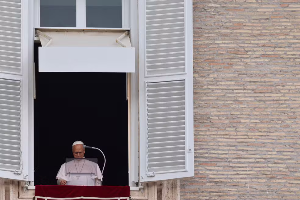 Um dia após receber alta hospitalar, Papa Leão XIV conduz oração do Angelus no Vaticano e anuncia retorno gradual às atividades