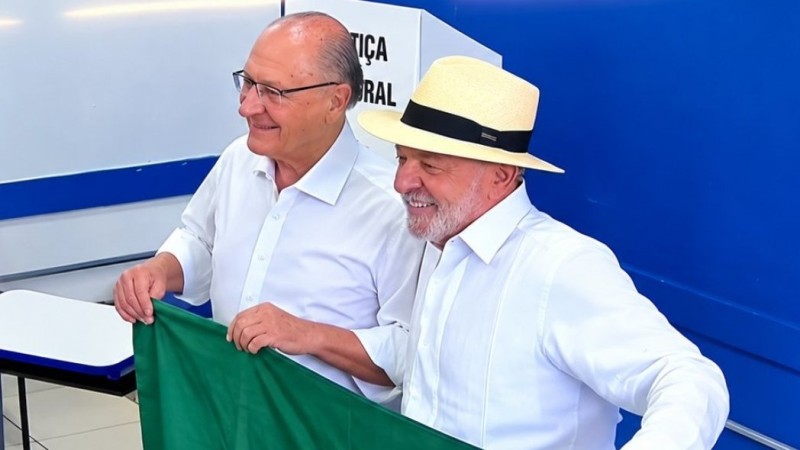 Lula vota em São Bernardo do Campo acompanhado de aliados e busca quarto mandato