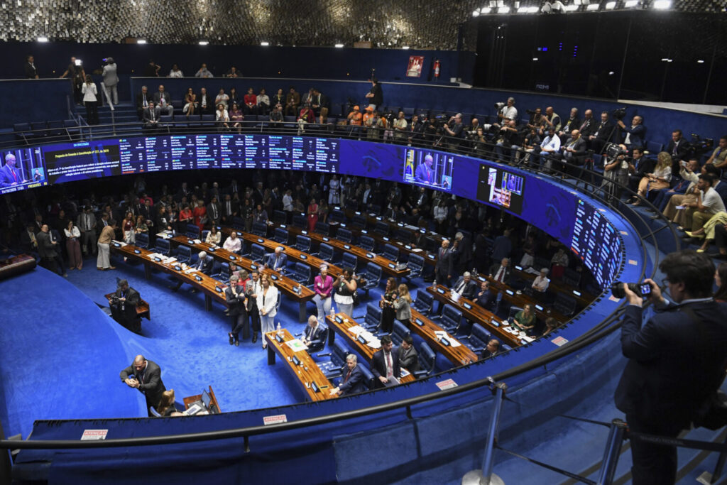 Senado aprova nos dois turnos PEC que acaba com a escala de trabalho 6×1
