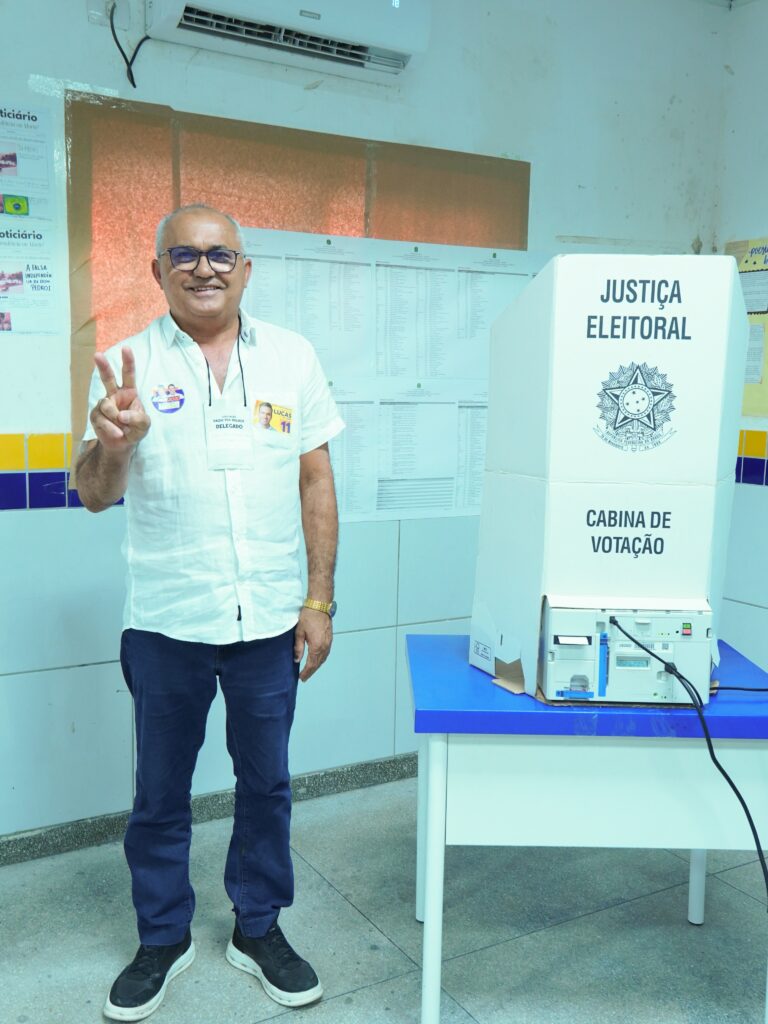 Prefeito de Pedras de Fogo, Bá Barros vota neste domingo e reforça mensagem democrática