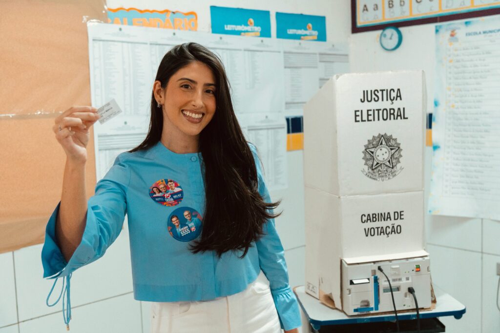 Vice-prefeita de Pedras de Fogo, Manuella Maroja vota na tarde deste domingo