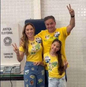 Efraim Filho vota acompanhado da família em João Pessoa neste domingo de eleições